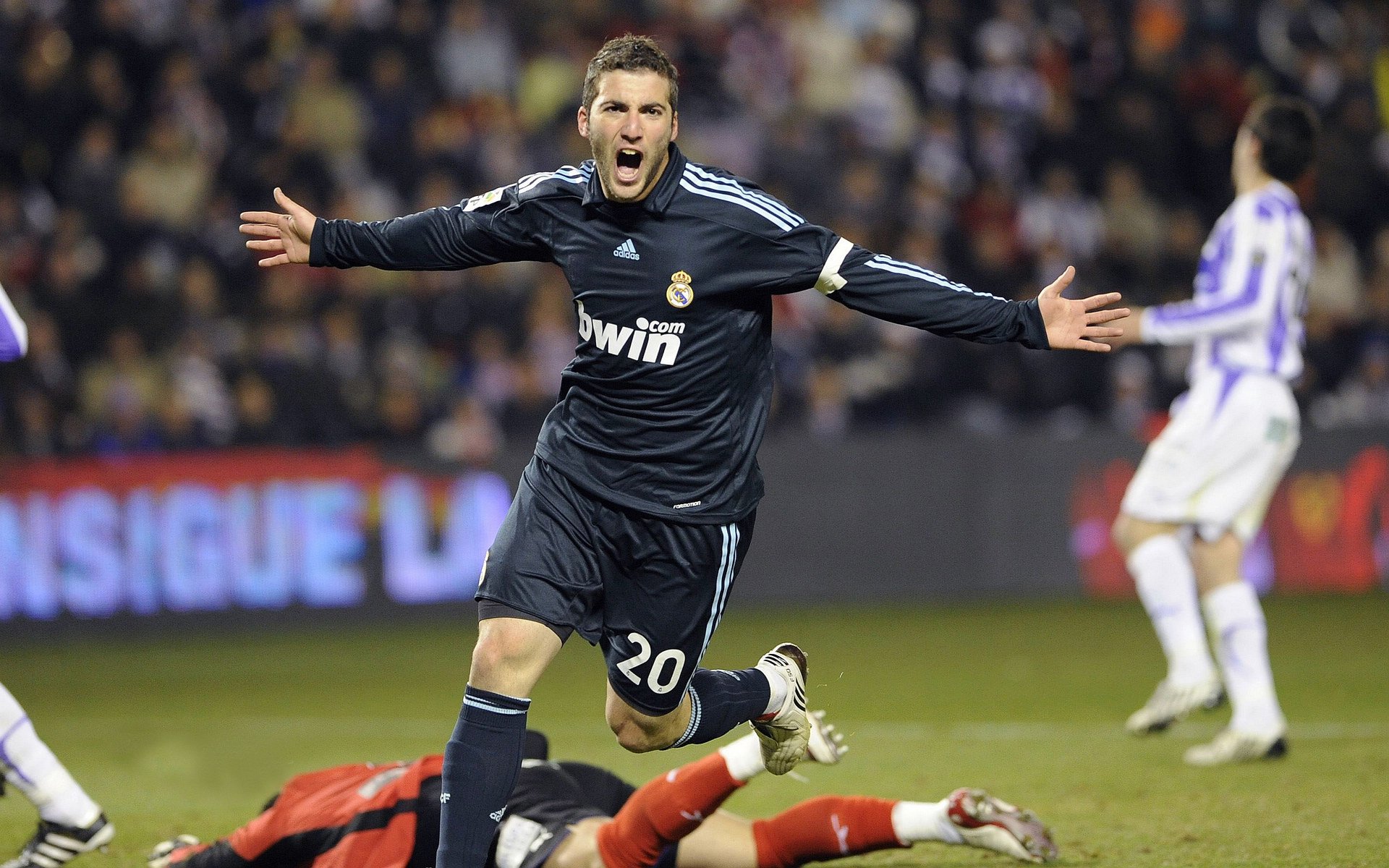 九游娱乐-从蓝黑到明尼苏达，足球与篮球极限备战的跨界启示录